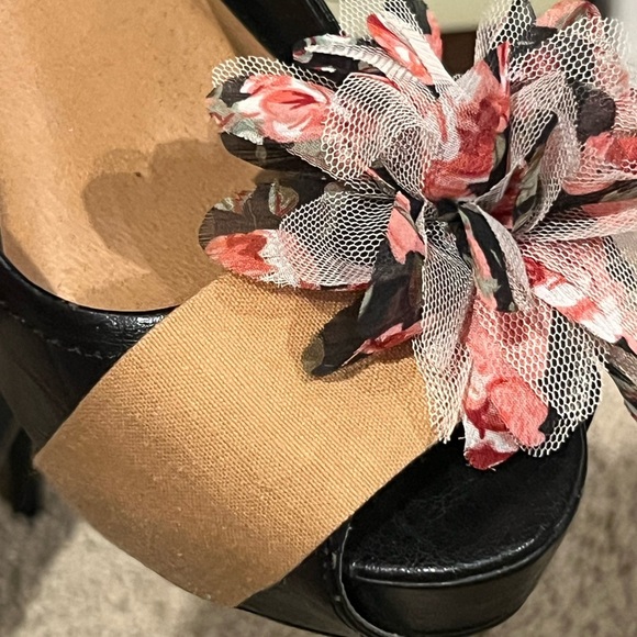 ⭐️BOGO FREE⭐️ Black Heels with cute details - Picture 2 of 7